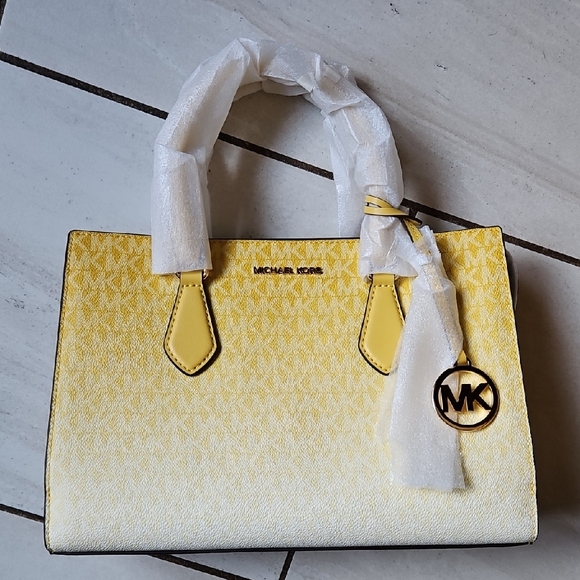 NWT $558 Michael Kors Sheila Bag Daisy Yellow Leather Monogram - Picture 2 of 11